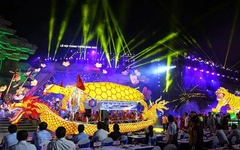 Một em bé đang chăm chú tô màu bức tranh xe ô tô với nụ cười tươi tắn, thể hiện sự thích thú và tập trung vào hoạt động sáng tạo.